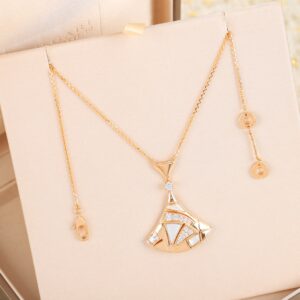 Bvlgari Diva's Dream Large White Mother-of-Pearl Diamond Necklace